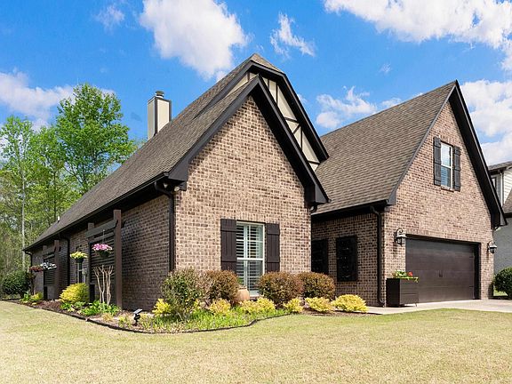2nd image of 300 Dunrobin Cir