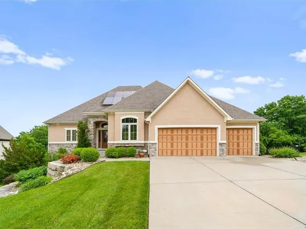 313 NW Thoreau Ct, Lees Summit, MO 64081