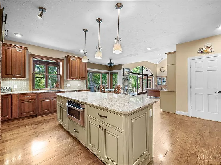 7883 Chestershire Dr — Photo 4