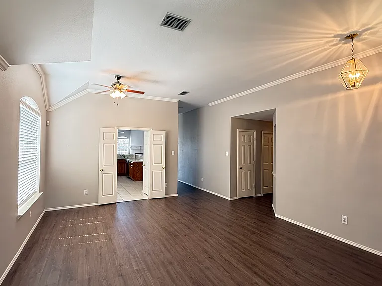 2075 Garden Crest Dr — Photo 4