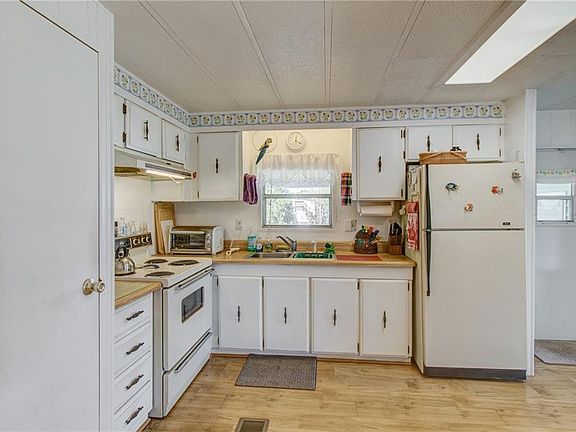 5th image of 1218 Barefoot Cir
