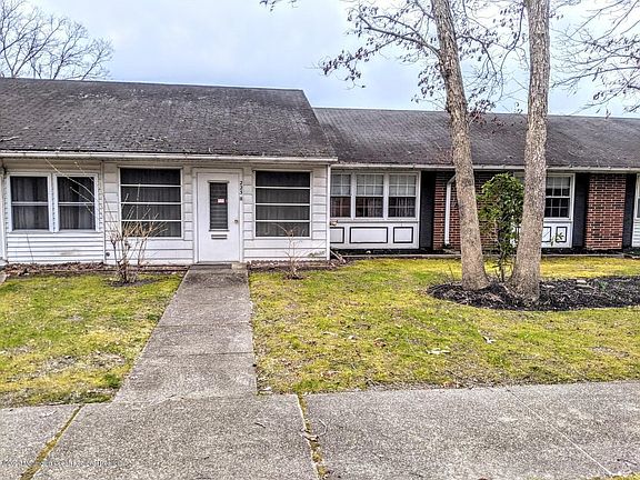 2nd image of 223B Buckingham Ct #1002