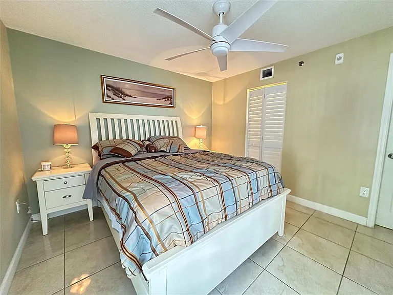 17801 N Bay Rd #212 — Photo 38