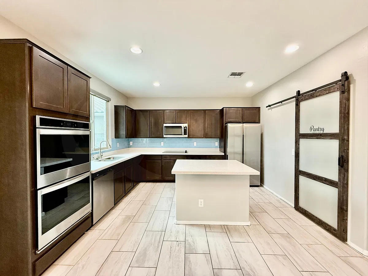 5 bed, 3.0 bath, 1986 sqft, $2,650 — Photo 4