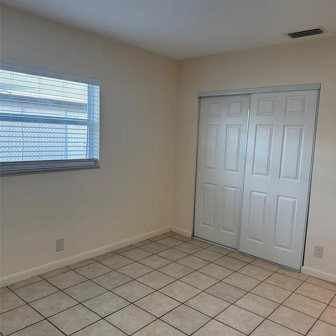 2 bed, 1.0 bath, 3892 sqft, $1,800 — Photo 4