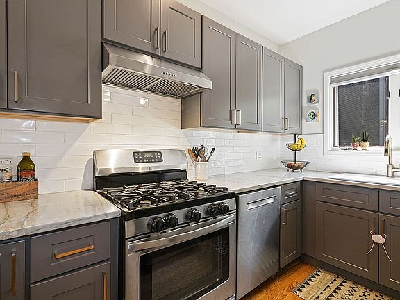 4th image of 4427 N Greenview Ave APT D