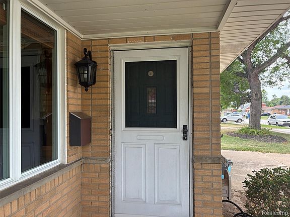3rd image of 26644 Marilyn Ave
