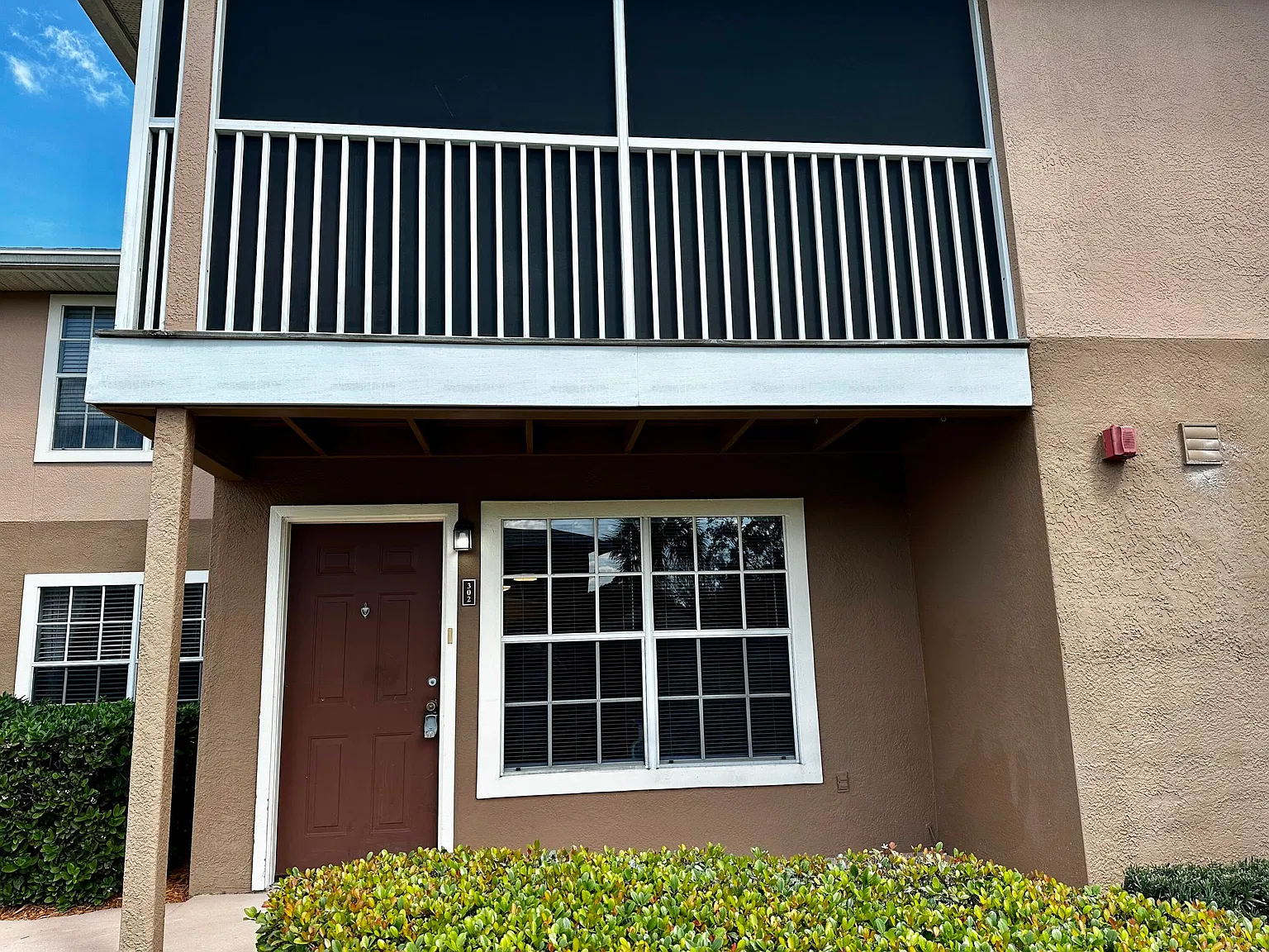 3 bed, 2.0 bath, 1393 sqft, $2,100 — Photo 2