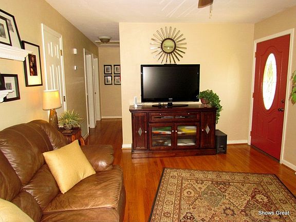 3rd image of 952 Emerald Dr