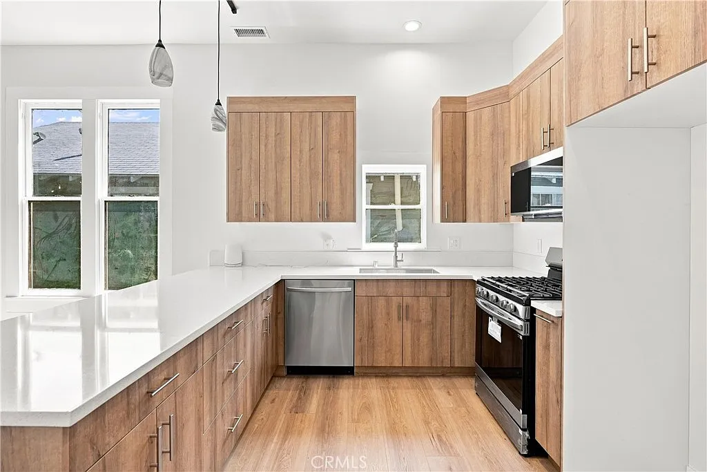 2 bed, 1430 sqft, $3,199 — Photo 4