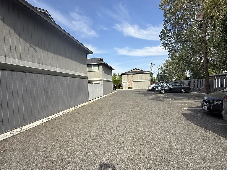 2111 Turner St — Photo 3