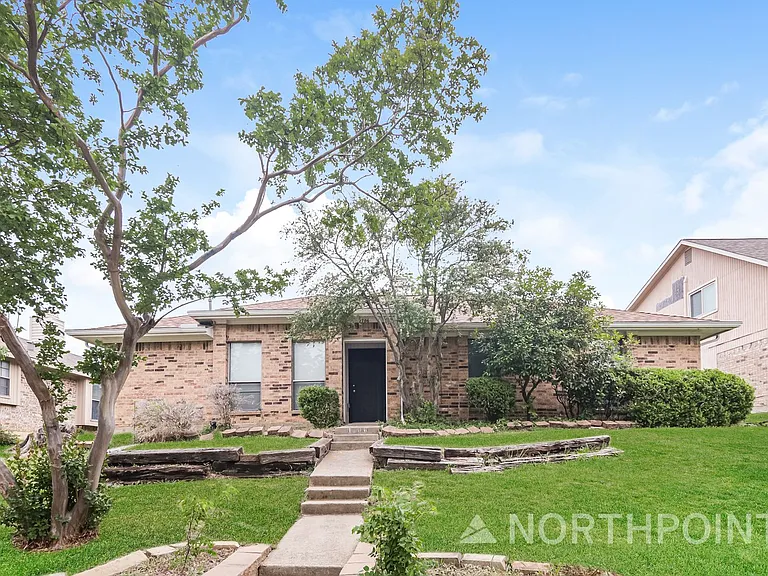 1706 Saint James Dr — Photo 1