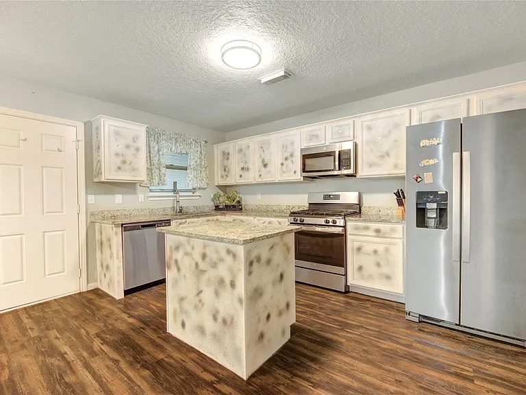 7302 Greenwood Point Dr — Photo 13
