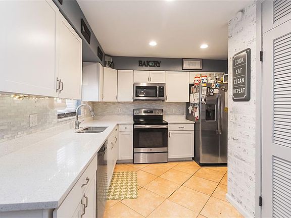 4th image of 1624 Bloomfield Ave