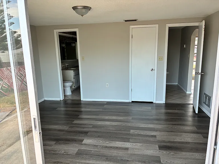 7125 King Arthur Dr — Photo 2
