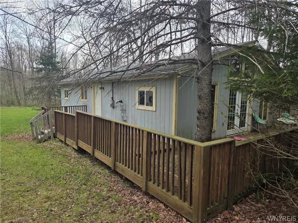 19 Meadowlark Ln, Warsaw, NY 14569