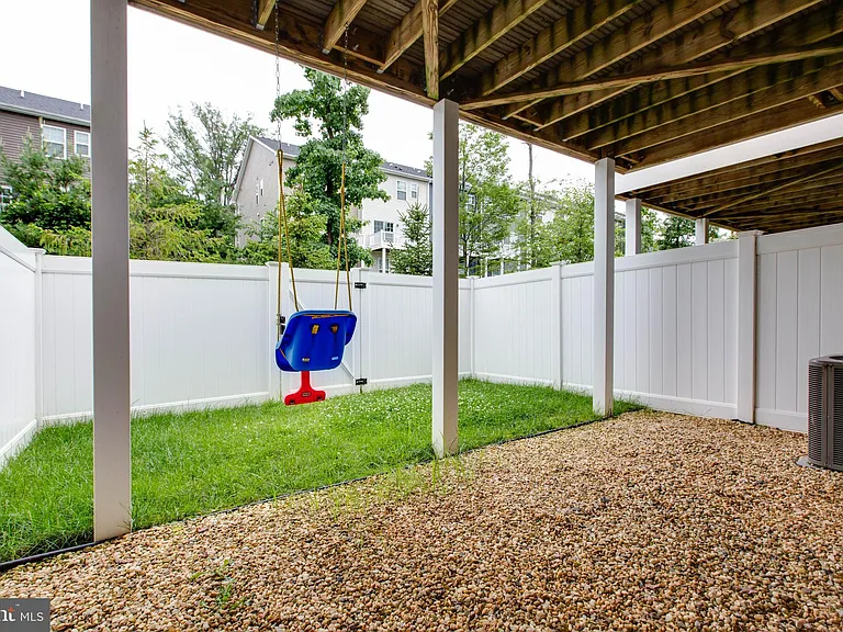 1022 Linden Dr — Photo 49