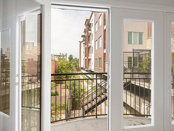 5th image of 100 Willard St APT 15
