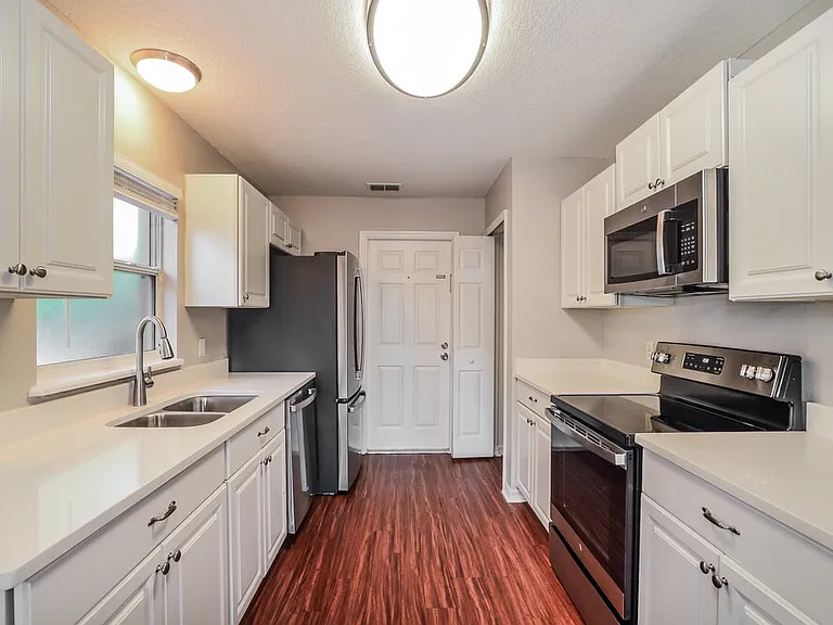 10233 Patrick Dr — Photo 6
