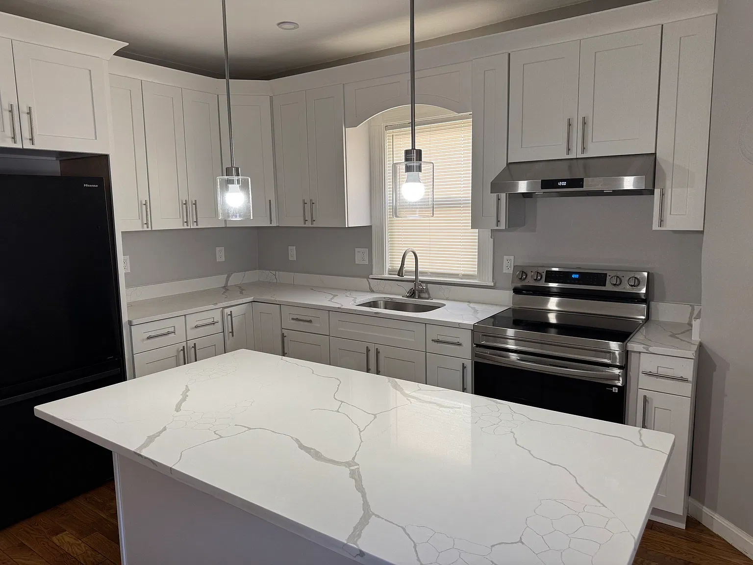 3 bed, 1.0 bath, 1100 sqft, $2,800 — Photo 2