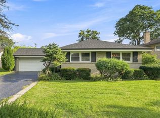 807 E Golfview Dr, Mount Prospect, IL 60056