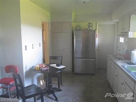 4th image of 319 Claremont St