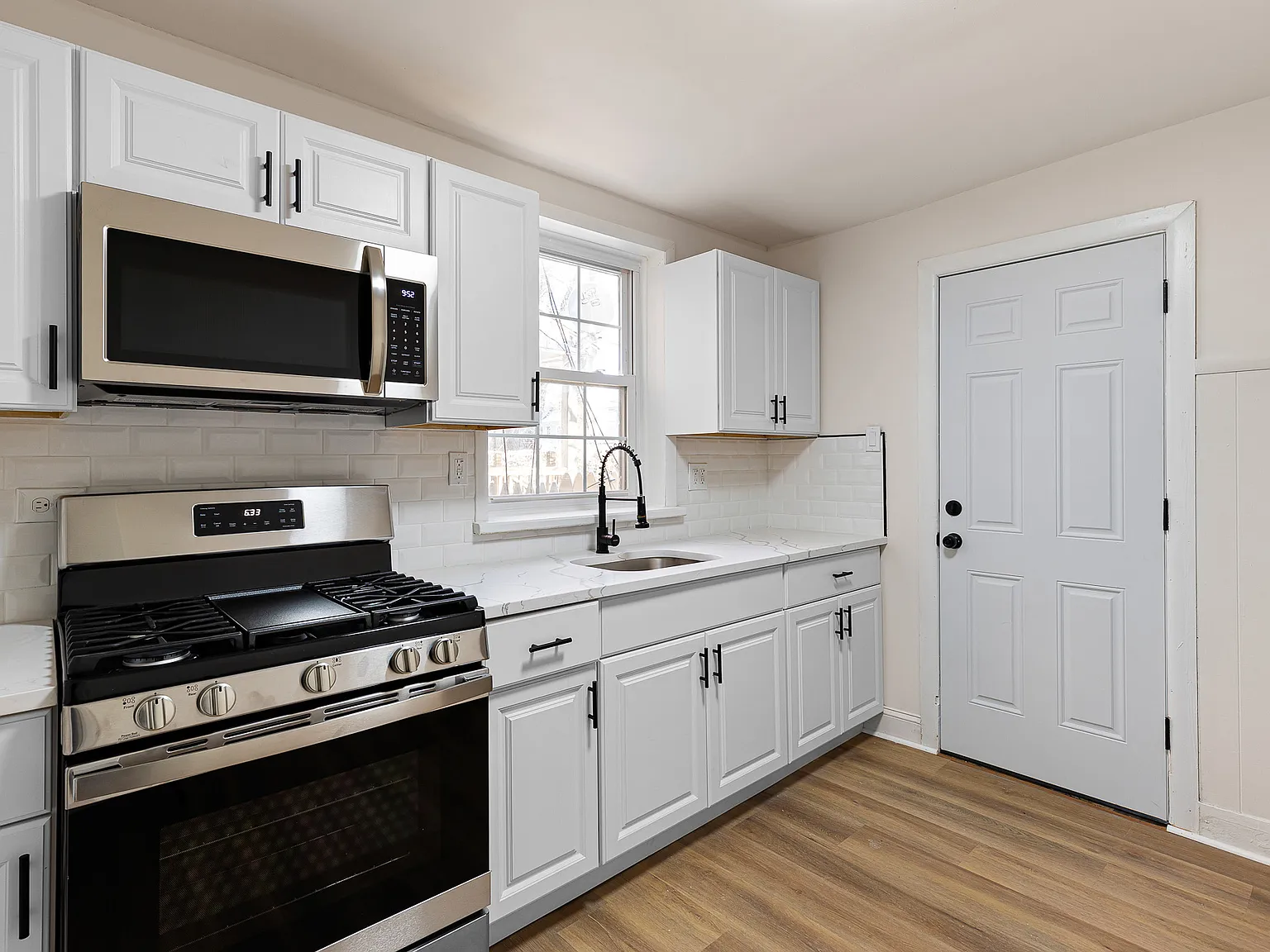 3 bed, 6440 sqft, $1,895 — Photo 2