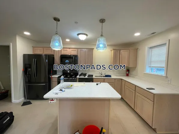 152 Thornton St, Roxbury, MA 02119