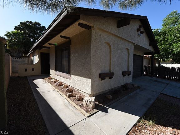 3rd image of 1607 S Christy Ln