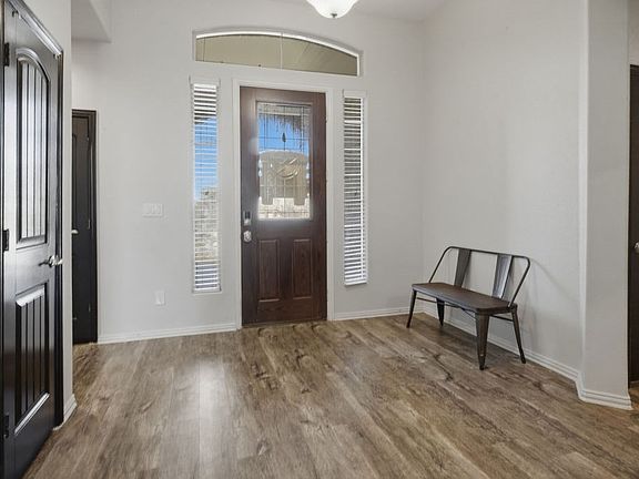 5th image of 1006 Daisy Rd
