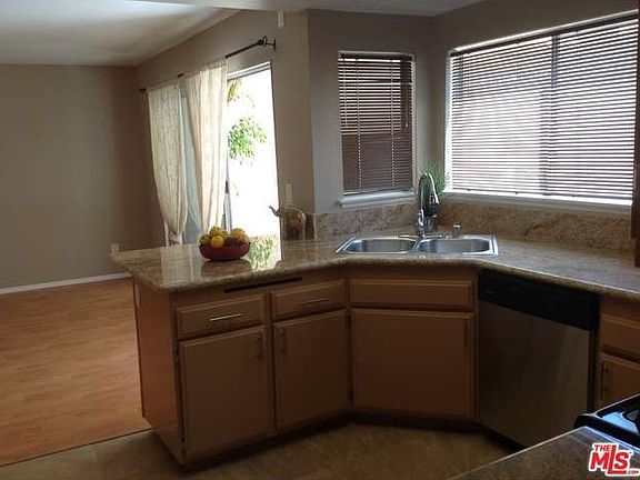 4th image of 332 Sprucewood Ave