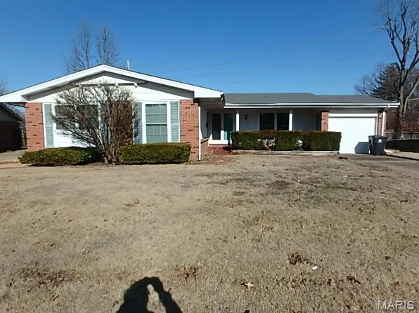 2390 Grassland Dr, Florissant, MO 63033