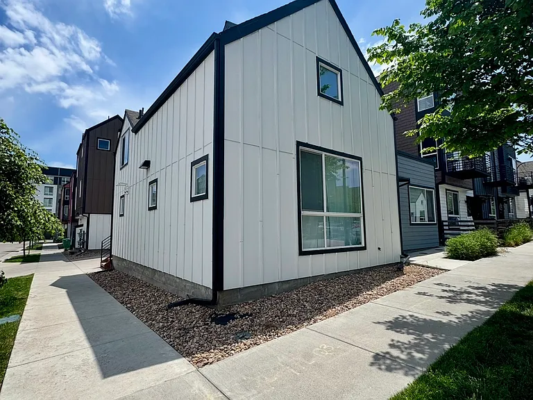 1076 Depew St — Photo 3