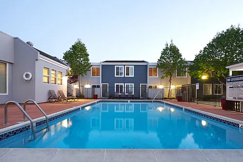 Breakwater Apartments Photo 1