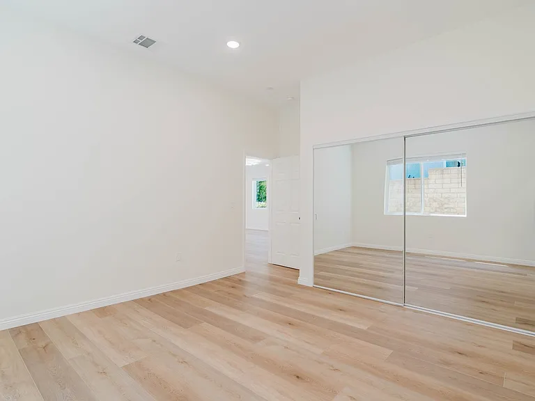 1079 E Elmwood Ave — Photo 25