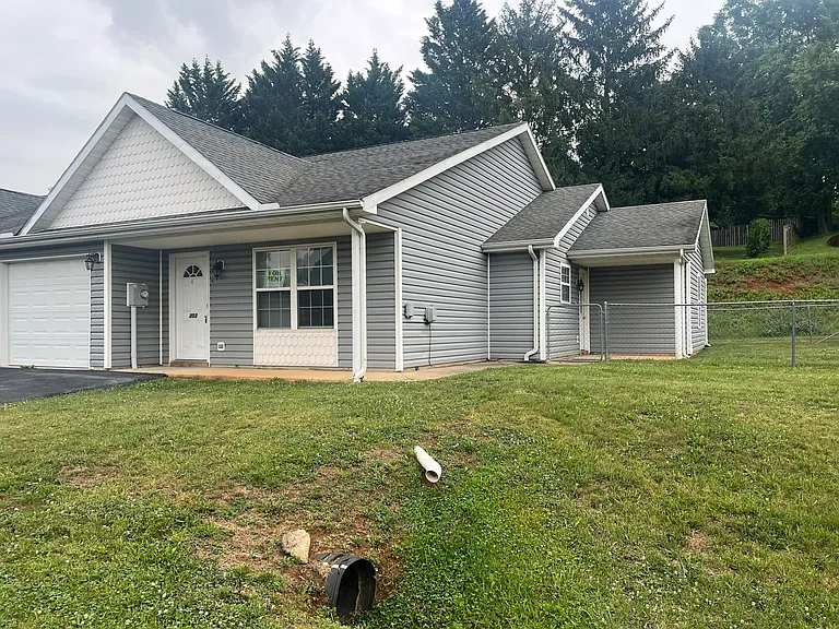 303 Ledge Dr — Photo 2