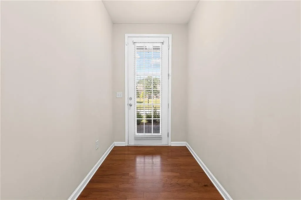 3 bed, 2.5 bath, 1998 sqft, $2,150 — Photo 3