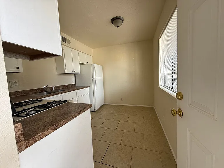 Spacious 2 Bedroom Apartment Near La Mesa Elementary — Photo 2