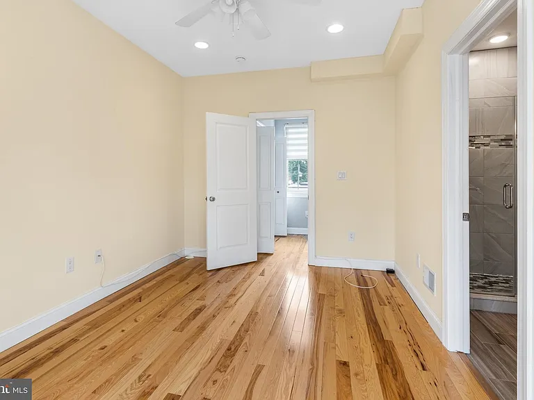724 E Thompson St — Photo 25