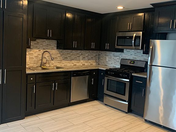 4th image of 12036 Saticoy St #207
