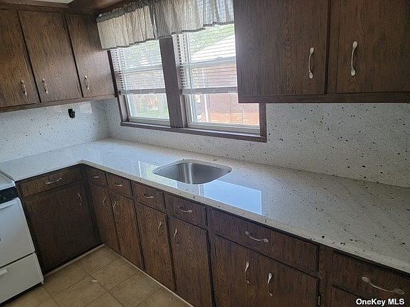 3rd image of 24 Adelaide St #2
