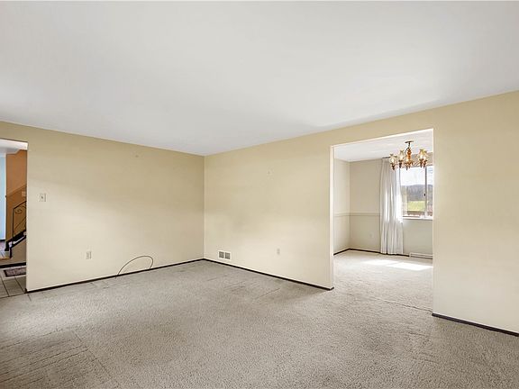 4th image of 1637 Queens Dr