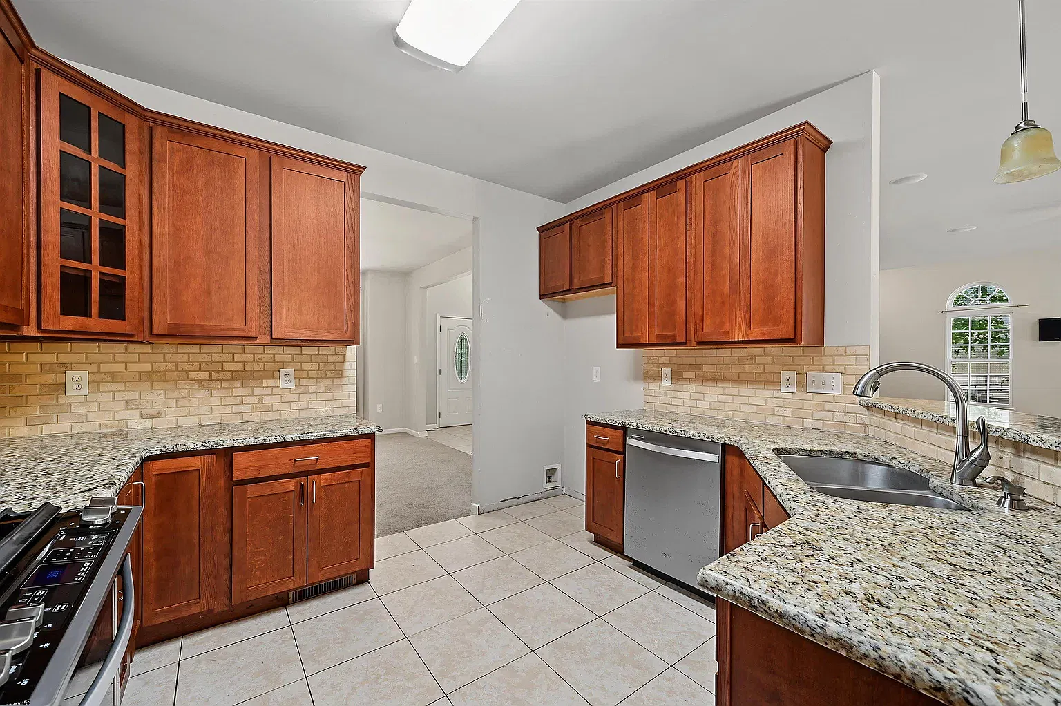 6 bed, 3155 sqft, $3,700 — Photo 4