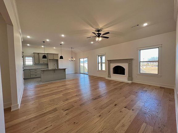 3rd image of 942 Sugar Pine St