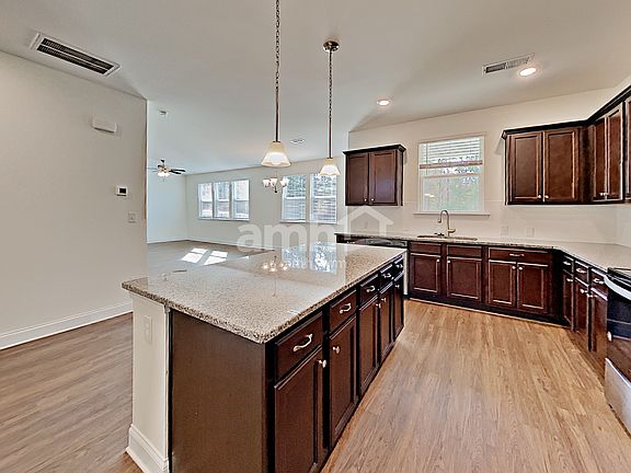 3rd image of 204 Glenwood Dr