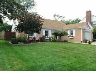 912 Windsor Rd, Glenview, IL 60025