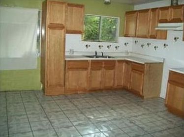 2nd image of 404 Pottery St