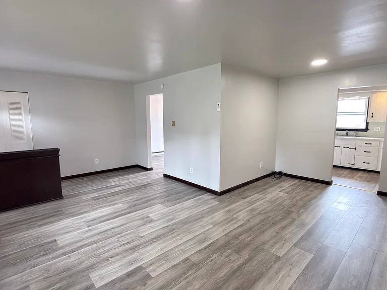 1015 E Hamilton St — Photo 5