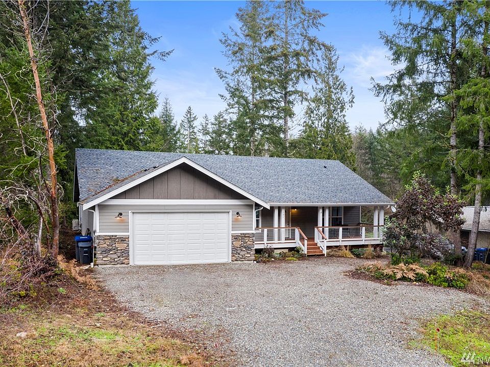 This better than new rambler, is located in a very QUIET community of only a handful of homes.  It comes with shared private beach access and a boat launch