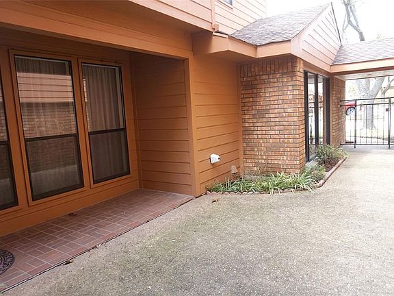 3rd image of 8 Village Green Ct